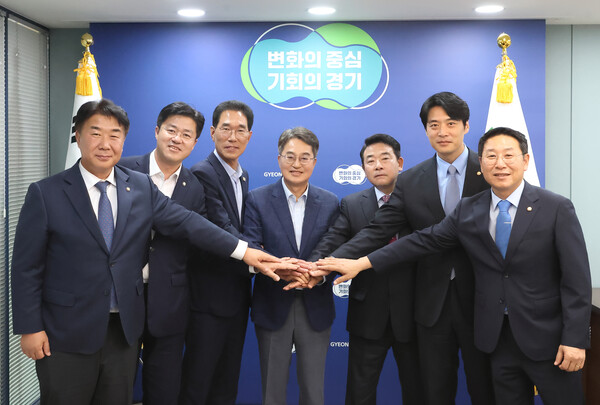 2일 오후 중앙협력본부에서 김동연 경기도지사와, 고양,파주,김포 지역구 국회의원들이 기념촬영을 하고 있다. (사진제공=경기도)