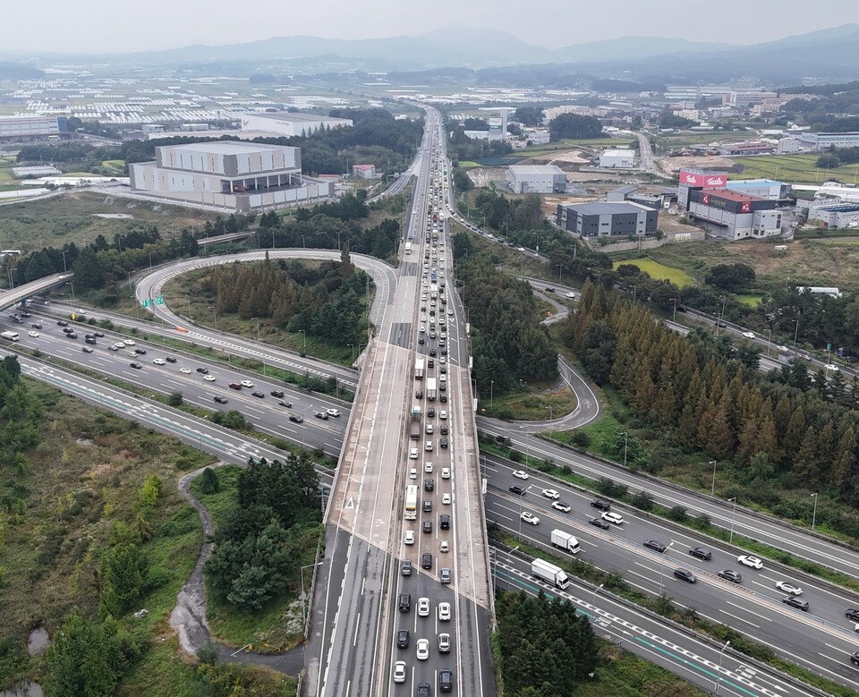 추석 연휴 첫날이면서 개천절인 3일 오전 11시40분께 중부고속도로와 영동고속도로가 만나는 호법분기점 중부고속도로 하행선에 차량들이 점차 늘어나 정체되고 있다. (사진=김광섭 기자)