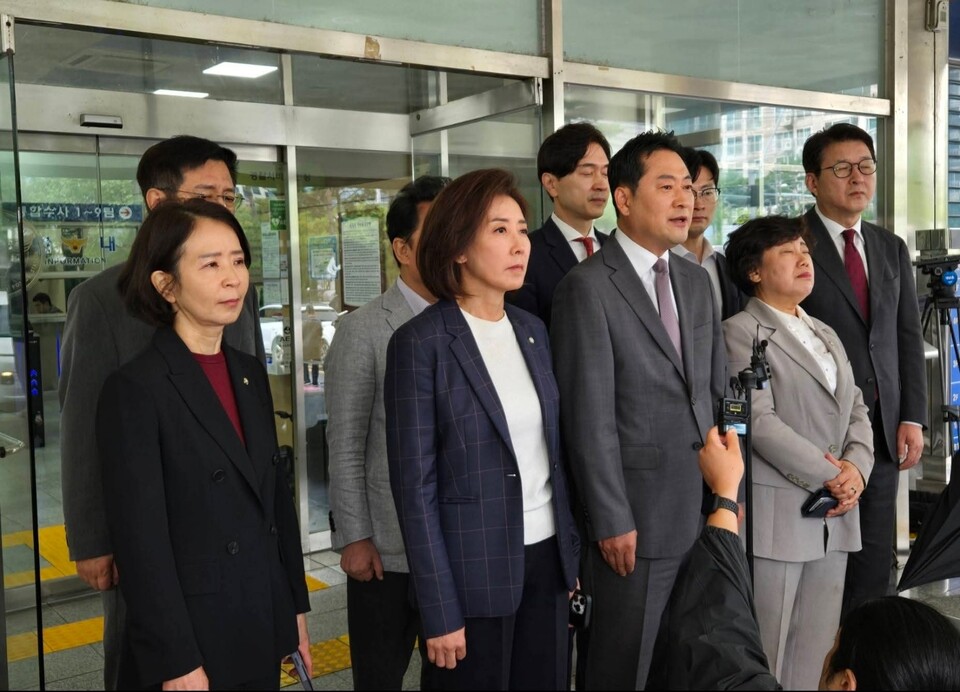 국민의힘 의원들이 3일 영등포경찰서를 항의 방문했다. 장동혁 국민의힘 당대표와 나경원, 조배숙 의원 등은 전날 전격 체포된 이진숙 전 방송통신위원장의 즉각 석방을 강력히 요구하며, 이번 조치를 ‘정권의 정치적 만행’으로 규정했다. (사진=나경원 의원 페이스북)
