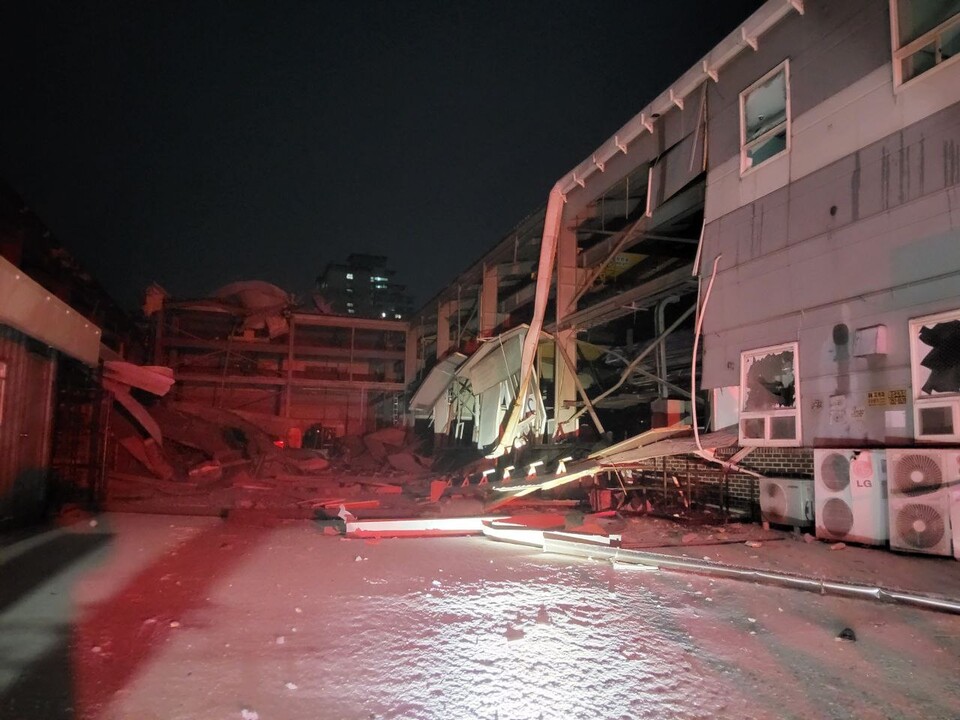 5일 오전 5시37분께 화성시 향남읍 하길리 일대 한 공장에서 헬륨가스 탱크 폭발 사고가 발생했다. (사진제공=경기도소방재난본부)