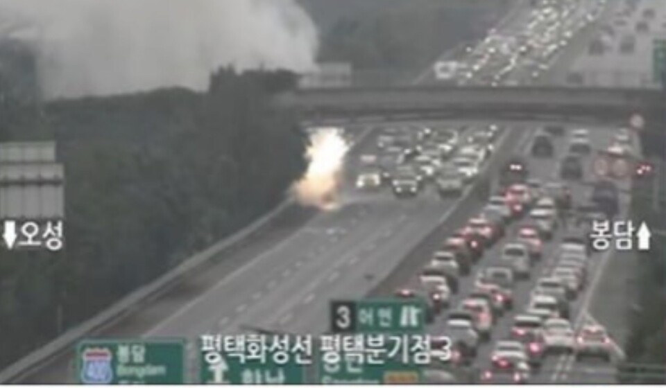 5일 오전 11시38분께 평택시 청북읍 백봉리 구간 평택화성고속도로에서 평택방향으로 주행하던 승용차 엔진에서 불이 났다. (사진제공=경기도소방재난본부)