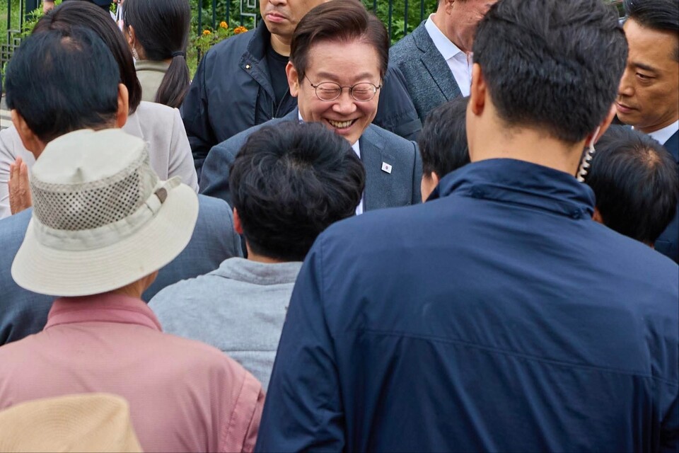 이재명 대통령이 취임 후 첫 명절인 추석을 맞아 고향 경북 안동을 찾아 부모 선영을 참배하고 주민들도 만났다. (사진=이재명 대통령 페이스북)