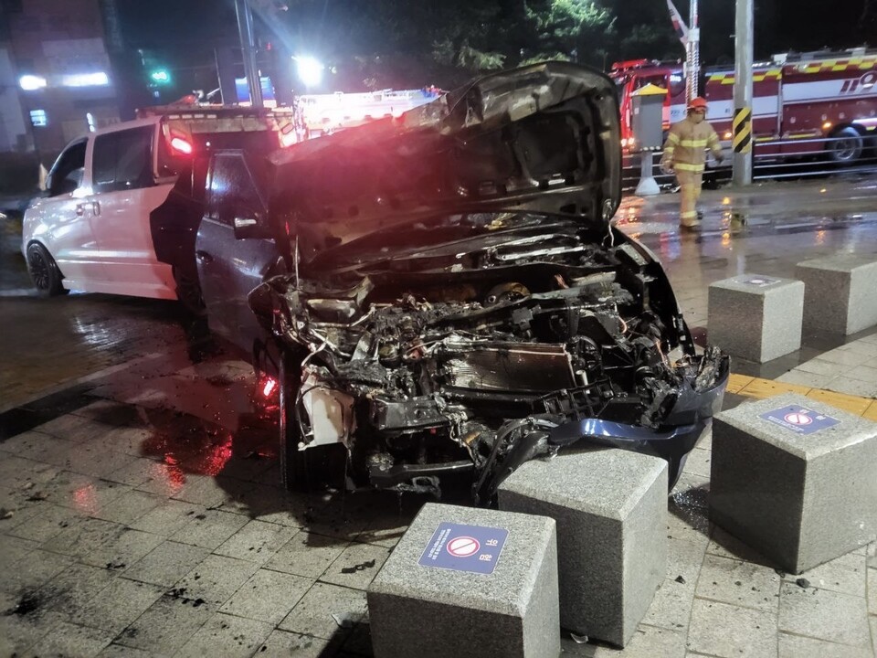 화성시 봉담읍에서 음주운전으로 인한 4중 추돌 교통사고가 발생해 차량에 불이 붙고 40대 여성이 크게 다쳤다. (사진제공=경기도소방재난본부)