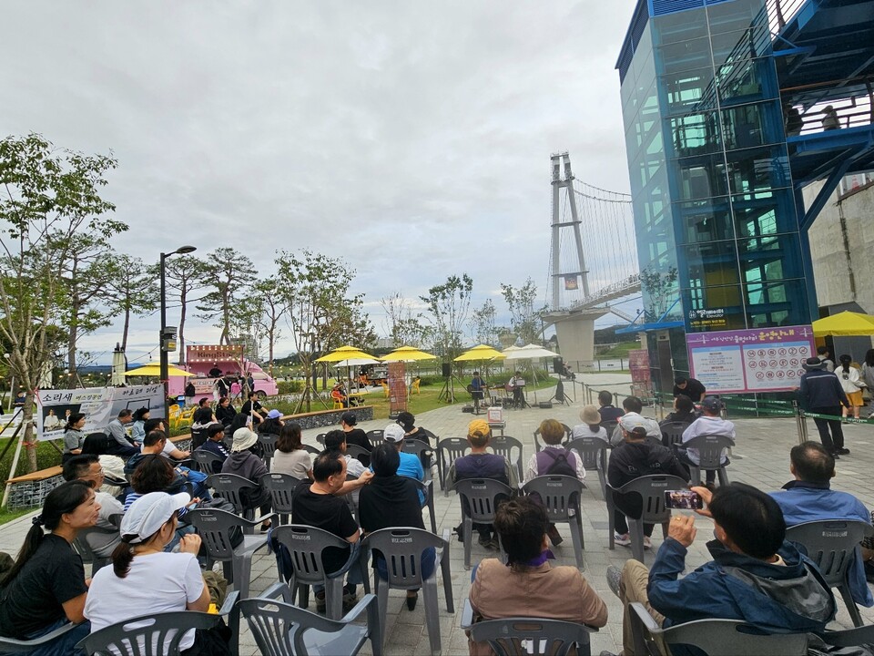 추석연휴 마지막 날인 9일 오후 4시56분께 여주 남한강출렁다리 남단 버스킹 공연장에서 시민들과 관광객들이 가을 정취 속 공연을 즐기고 있다. (사진=김광섭 기자)