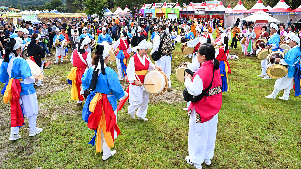 바우덕이 축제장에서 흥겨운 풍물공연이 펼쳐지고 있다. (사진제공=안성시)