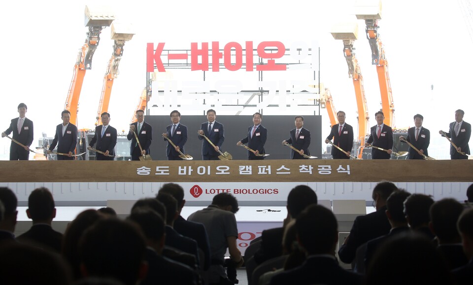 지난해 7월3일 롯데바이오로직스 착공식 모습. 롯데바이오로직스는 송도에 조성되는 바이오캠퍼스 1공장 건립 목적으로 2023~2024년 5500만 달러 투자에 이어 올해 2870만 달러 투자를 결정했다. (사진제공=인천경제자유구역청)