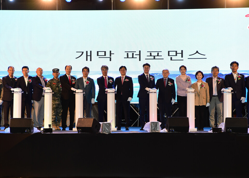 지난 10일부터 12일까지 사흘간 인천 강화군 내가면 외포항 일원에서 열린 제17회 강화도 새우젓 축제가 뜨거운 열기 속에 성황리에 막을 내렸다. (사진제공=강화도)