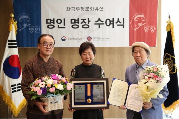 연천군 영희네 정영희 대표가 한국무형문화예술교류협회로부터 ‘한국무형문화유산 명인’으로 선정돼 명인증과 명인패를 수여받았다. (사진제공=연천군)