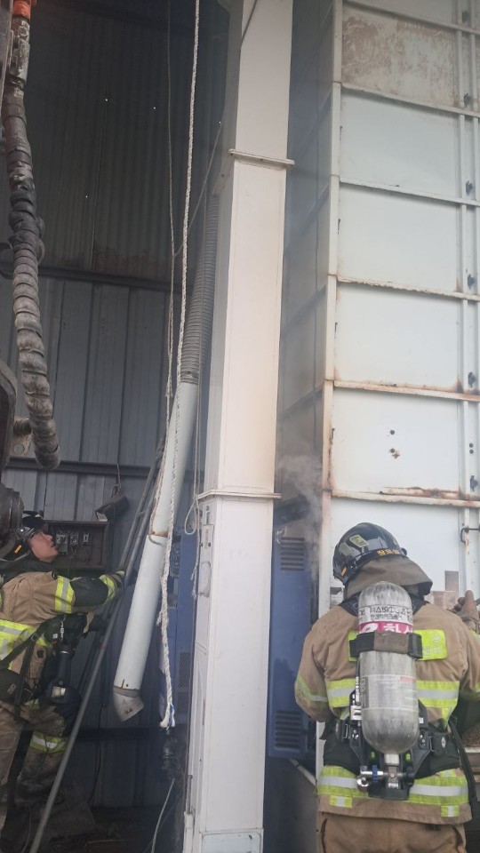 13일 오후 2시20분께 화성시 팔탄면 한 농가의 벼 건조기에서 불이 나 건조기 일부와 벼 약 6톤을 태우고 신고를 받고 출동한 소방당국에 의해 약 1시간7분 만인 오후 3시27분께 완전히 꺼졌다. (사진제공=경기도소방재난본부)
