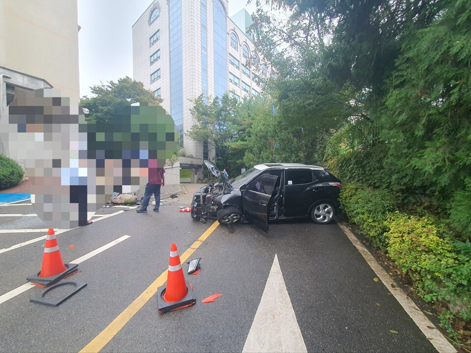 13일 오후 1시께 부천시 소사구에 있는 한 대학 캠퍼스에서 소형 SUV 차량이 건물 출입구 구조물을 들이받는 사고가 발생했다. (사진제공=경기도소방재난본부)