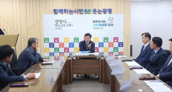 박승원 시장이 14일 오전 시청 영상회의실에서 열린 ‘광명시흥 신도시 제2금융권 간담회’에 참석해 발언하고 있다. (사진제공=광명시)