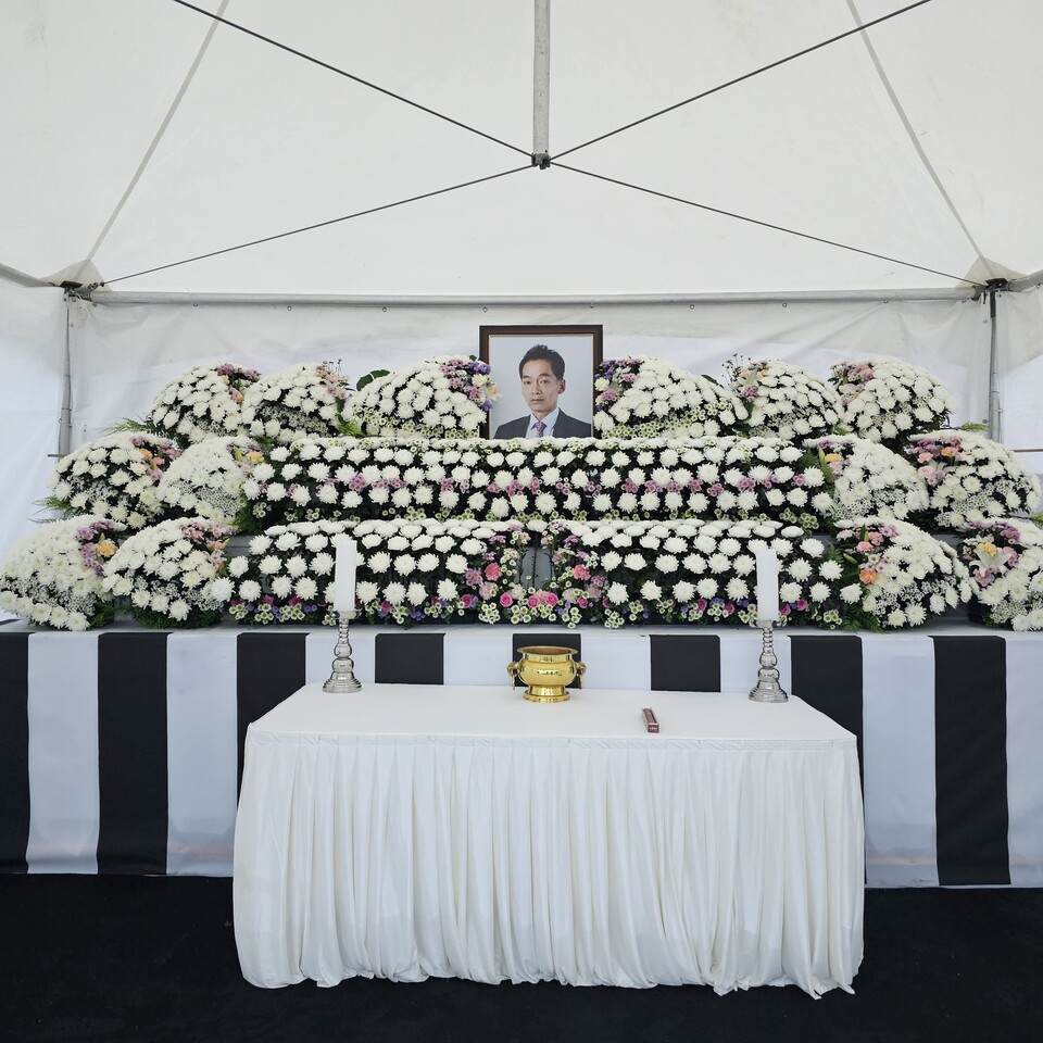 14일 오전 8시20분께 부슬비가 내리는 가운데 양평군청 앞 광장에서 故 정희철 단월면장의 영결식이 거행됐다. 광장은 군민과 공직자, 시·도의원, 시민 500여 명으로 가득 찼다. (사진=이건구 기자)