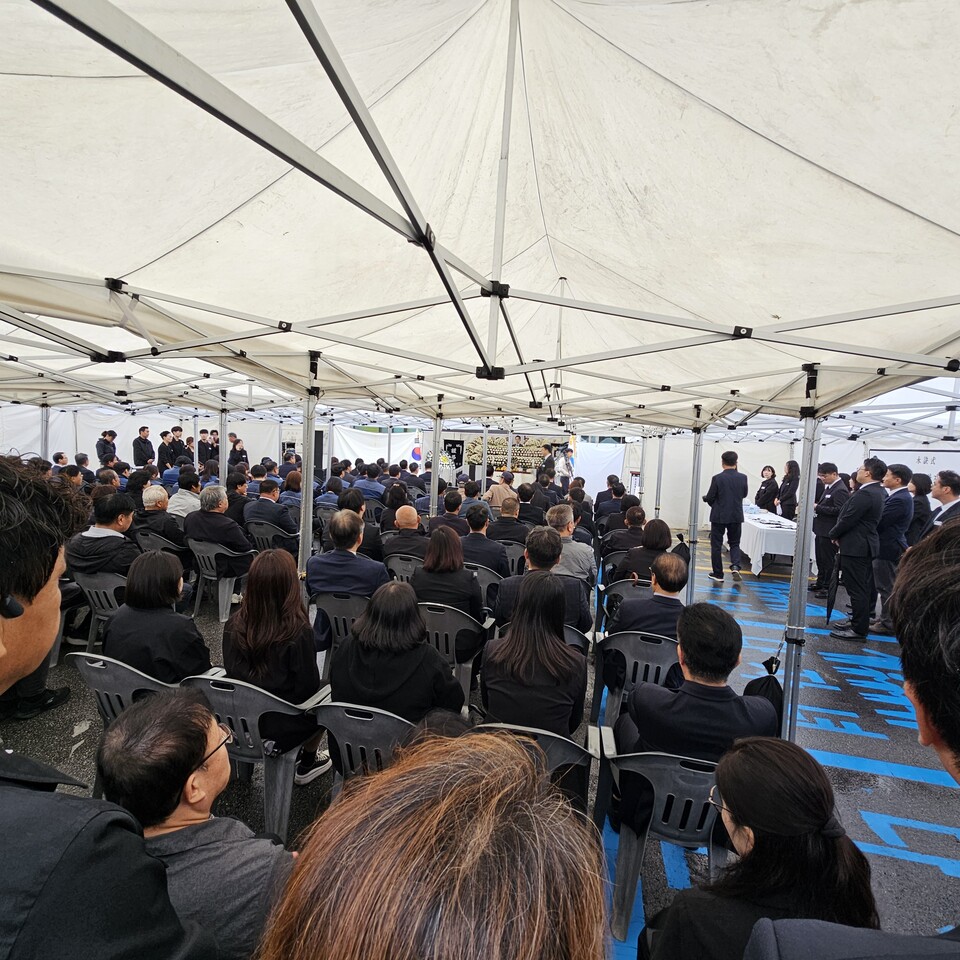 14일 오전 8시20분, 부슬비가 내리는 가운데 양평군청 앞 광장에서 故 정희철 단월면장의 영결식이 거행됐다. 광장은 군민과 공직자, 시·도의원, 시민 500여 명으로 가득 찼다. (사진=이건구 기자)