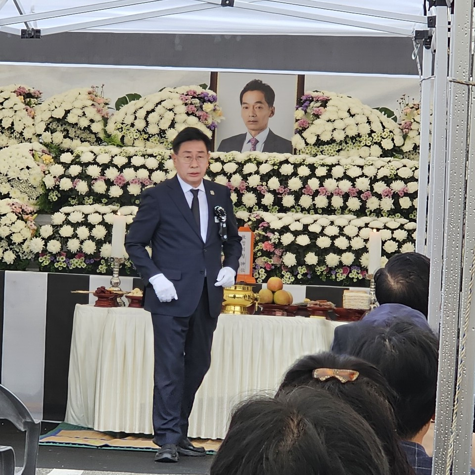 14일 오전 8시20분, 부슬비가 내리는 가운데 양평군청 앞 광장에서 故 정희철 단월면장의 영결식이 거행됐다. 광장은 군민과 공직자, 시·도의원, 시민 500여 명으로 가득 찼다. (사진=이건구 기자)