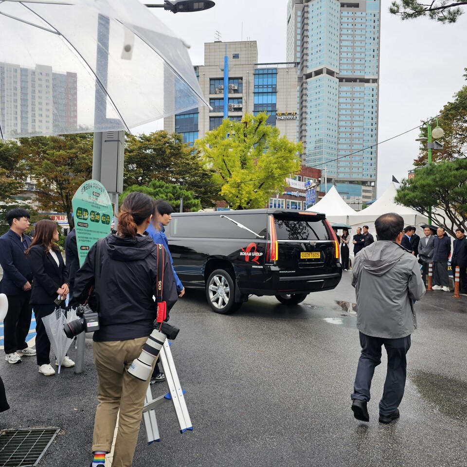 14일 오전 8시20분, 부슬비가 내리는 가운데 양평군청 앞 광장에서 故 정희철 단월면장의 영결식이 거행됐다. (사진=이건구 기자)