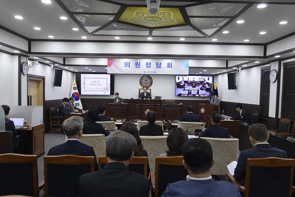 동두천시의회가 10월 의원정담회를 열어 도박중독 예방, 공공자금 관리, 임산부·영유아 배려주차 설치 등 생활밀착형 조례와 2026년도 출자출연금 사전의결안을 포함한 주요 현안을 논의했다. (사진제공=동두천시의회)