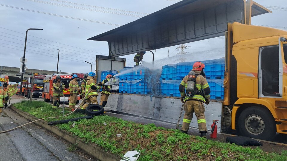 14일 낮 12시51분께 화성시 팔탄면의 한 도로를 달리던 폐배터리 적재 화물차량에서 불이 났다. (사진제공=경기도소방재난본부)