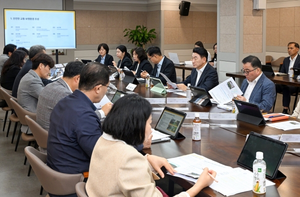 김동근 시장이 10월 15일 시청 회룡홀에서 ‘10월 동장단 정책소통 티타임’을 진행하고 있다 (사진제공=의정부시)