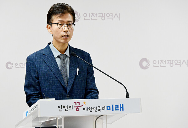 윤백진 시민안전본부장이 16일 시청 브리핑룸에서 시민안전본부 소관 현안과 관련해 기자브리핑을 하고 있다.