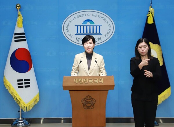  전현희 더불어민주당 수석최고위원이 16일 국회 소통관에서 기자회견을 열고 “이재명 당시 후보에 대한 대법원의 파기환송 판결 과정에서 명백한 절차적 위법이 확인됐다”고 주장했다. (사진=전현희 의원 페이스북)