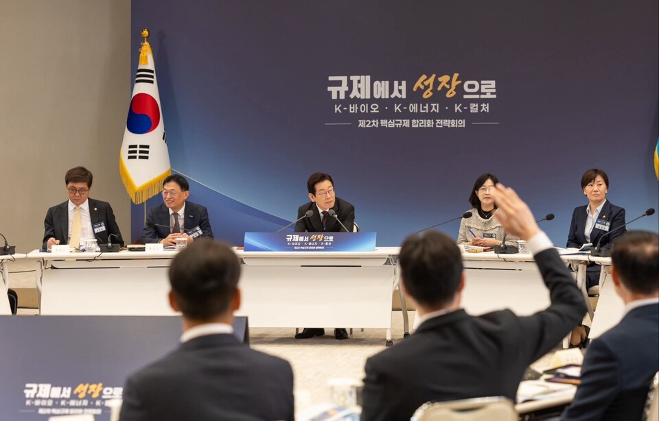 이재명 대통령이 16일 오후 용산 대통령실에서 열린 제2차 핵심규제 합리화 전략회의를 주재하며 “규제에서 성장으로의 패러다임 전환을 통해 민간 혁신을 촉진하겠다”고 밝혔다. (사진=이재명 대통령 페이스북)