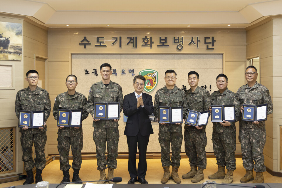 17일 가평군에서 11번째 민생경제 현장투어에 나선 김동연 경기도지사가 수도기계화보병사단, 일명 ‘맹호부대’를 방문해 지난 여름 신속한 수해복구지원을 펼친 데 대해 감사를 표했다. (사진제공=가평군)