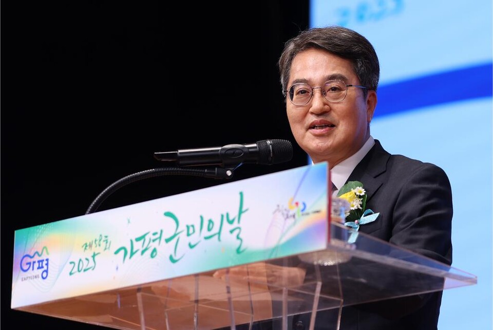 17일 오전 가평문화예술회관에서 열린 제58회 가평군민의 날 기념식에서 김동연 경기도지사가 축사를 하고 있다. (사진제공=경기도)
