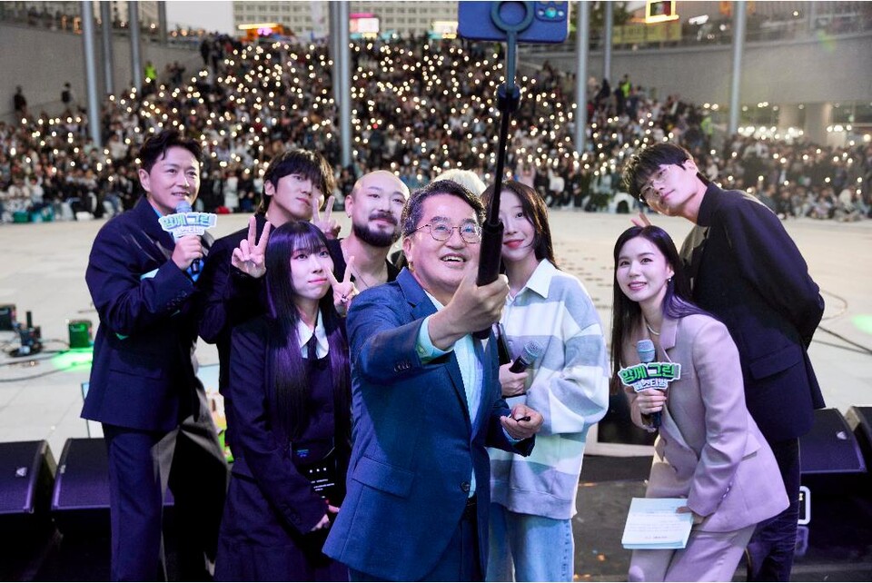 18일 오후 경기도청 앞 광장 ‘담뜰’에서 열린 함께 그린(Green) 페스티벌에서 김동연 경기도지사가 신규 홍보대사로 위촉된 쯔양과 비트펠라하우스 등과 함께 관객을 배경으로 기념촬영을 하고 있다. (사진제공=경기도)