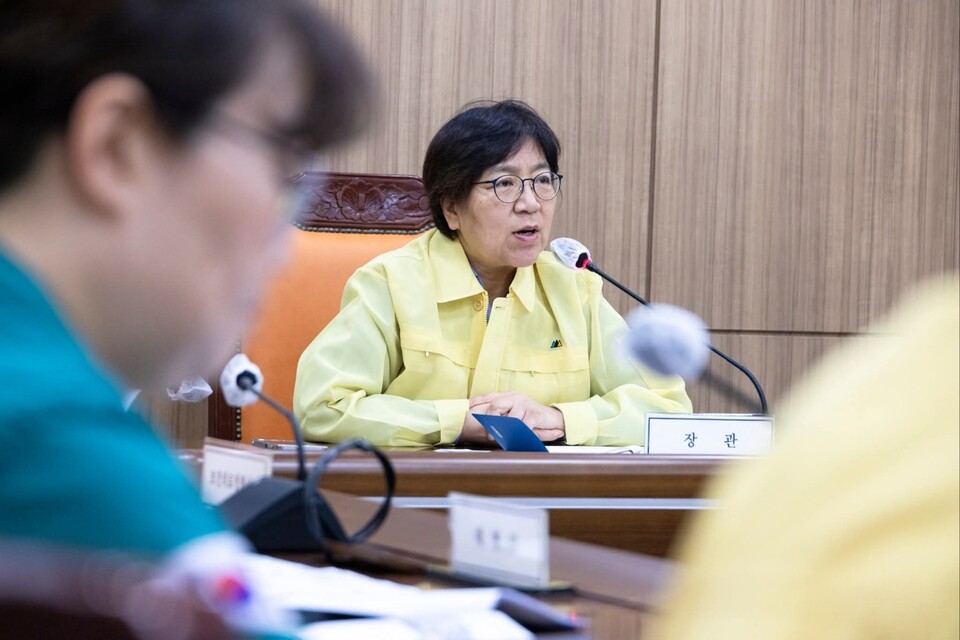 정은경 보건복지부 장관이 18일 자신의 페이스북 계정을 통해 오는 20일 0시부로 보건의료 위기경보 ‘심각’ 단계를 해제한다고 밝혔다. 지난해 의대정원 확대 발표 이후 가동돼 온 의사집단행동 대응 중앙재난안전대책본부(중대본)도 종료된다. (사진=정은경 장관 페이스북)