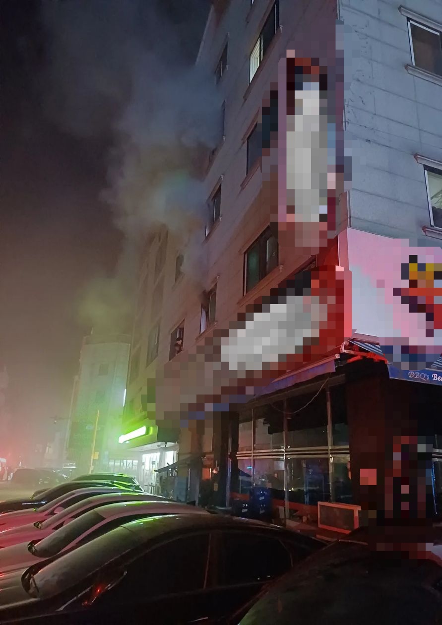 20일 오전 5시 35분께 오산시 궐동의 한 5층짜리 다가구형 상가주택에서 불이 나 30대 여성이 중상을 입었다. (사진제공=경기도소방재난본부)