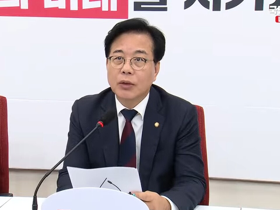 국민의힘 송원석 원내대표가 20일 오전 국회에서 열린 ‘국정감사 중간평가 기자간담회’에서 이재명 대통령을 향해 “취임 넉 달 반 만에 취임덕(취임 직후 레임덕) 현상이 나타나고 있다”고 직격했다. (사진=국민의힘 TV)