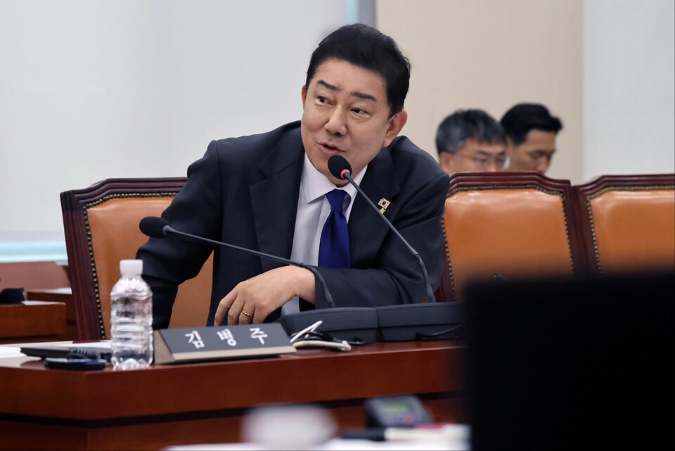 김병기 더불어민주당 원내대표가 20일 열린 병무청 대상 국감에서 급격한 병력 감소 문제를 지적하며 병무행정 전반의 대책을 촉구했다. (사진=김병기 원내대표 페이스북)