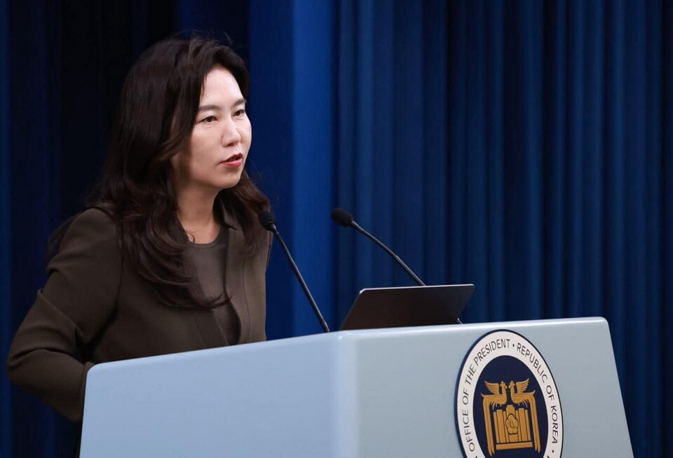 정부가 캄보디아에서 발생한 우리 국민 대상 취업사기·감금 사건에 대해 본격적인 차단 대응에 나섰다. 이미 국내로 송환된 범죄 혐의자 64명에 대한 수사가 진행 중이며, 향후 발생할 수 있는 추가 피해를 막기 위해 동남아 국가들과의 국제 공조를 강화하기로 했다. 사진은 강유정 대변인. (사진=강유정 대변인 페이스북)