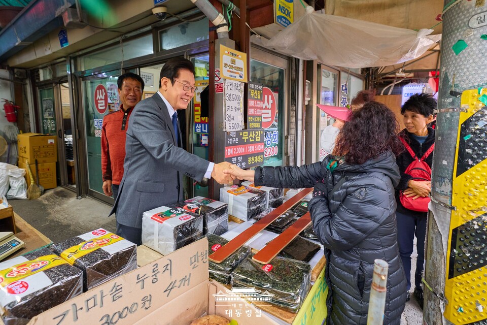20일 고양시 일산서구 일산시장을 찾은 이재명 대통령이 시장 상인, 시장을 찾은 시민들과 악수하며 인사를 나누고 있다. (사진제공=대통령실)