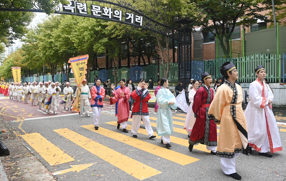 인천 연수구가 지난 17일부터 19일까지 열린 ‘제13회 연수 능허대 문화축제’의 대표 행사인 ‘백제 사신 퍼레이드’를 주민과 외국인이 함께한 가운데 성황리에 마무리했다. (사진제공=연수구)