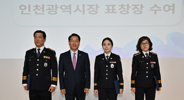 유정복 시장이 21일 인천경찰청에서 열린 '제80주년 경찰의 날 기념식'에서 모범 경찰공무원 표창장을 수여하고 있다. (사진제공=인천시)