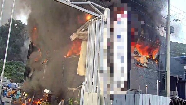 21일 오전 7시32분께 화성시 서신면의 한 재활용 업체에서 불이 났다. 내부에 있던 근무자 2명이 즉시 대피해 인명피해는 발생하지 않았다. (사진제공=경기도소방재난본부)