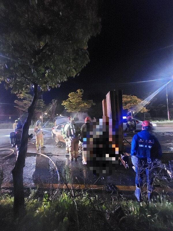 21일 오전 0시40분께 수원시 권선구 고색동의 한 도로에서 승용차가 트레일러와 충돌해 불이 났다. 이 사고로 승용차에 타고 있던 운전자 1명이 숨졌다. (사진제공=경기도소방재난본부)