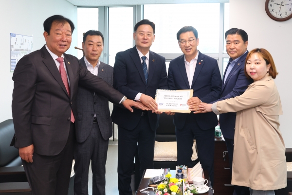 경기도의회 더불어민주당과 국민의힘은 21일 경기도 국감을 준비 중인 행정안전위원회 신정훈 위원장을 예방해 ‘지방의회 제도개선을 위한 지방의회법 제정 건의안’을 제출했다. (사진제공=경기도의회)
