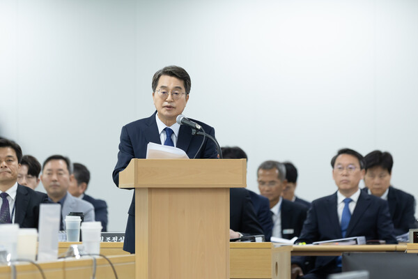 21일 오전 경기도청 율곡홀에서 열린 2025 행정안전위원회 국정감사에서 김동연 경기도지사가 인사말을 하고 있다.