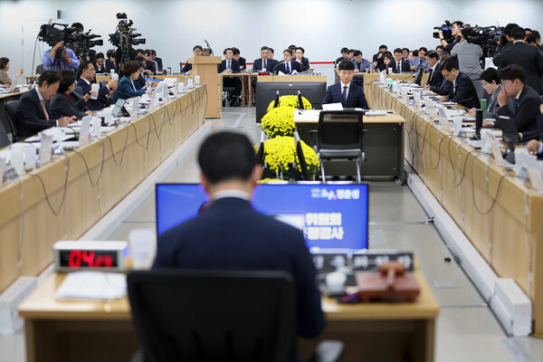 21일 오전 경기도청 4층 율곡홀에서 열린 2025 행정안전위원회 국정감사에서 김동연 경기도지사가 답변을 하고 있다.
