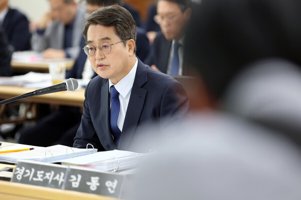21일 오전 경기도청 4층 율곡홀에서 열린 2025 행정안전위원회 국정감사에서 김동연 경기도지사가 답변을 하고 있다.