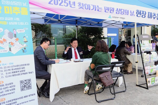 이영훈 구청장이 22일 신기시장에서 ‘찾아가는 민원 상담의 날, 현장 미추홀’ 행사를 시작으로 주민과의 소통 강화를 위한 현장 상담을 운영하고 있다. (사진제공=미추홀구)