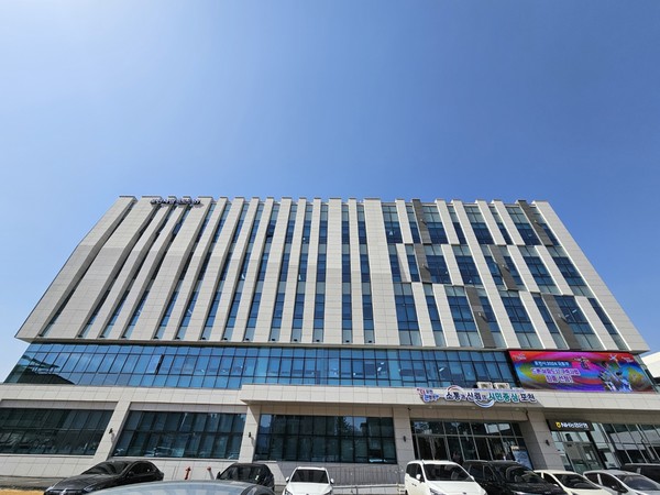 포천시가 23일 경기도가 추진한 ‘경기국방벤처센터’ 유치 경쟁에서 최종 선정되며 경기북부 방위산업의 중심지로 도약할 발판을 마련했다. 사진은 포천시청 전경. (사진=중앙신문DB)