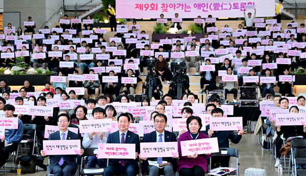유정복 시장이 23일 중구 상상플랫폼에서 열린 '제9회 찾아가는 애인(愛仁) 토론회'에서 참석자들과 기념촬영을 하고 있다. (사진제공=인천시)