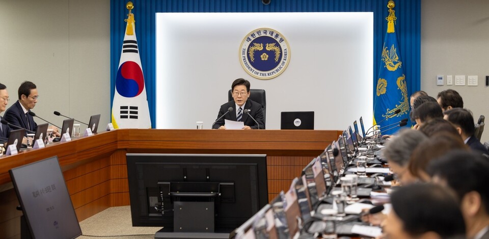 이재명 대통령은 23일 대통령 주재 수석·보좌관 회의에서 '자주국방'을 강조하며 “우리 손으로 방산의 미래를 그리고, 우리 손으로 한반도의 평화를 지켜야 한다”고 밝혔다. (사진제공=대통령실)