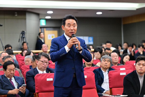 백영현 포천시장이 ‘GTX-G’ 제5차 철도망계획 반영을 위해 개최된 토론회의장에서 환영 인사를 하고 있다. (사진제공=포천시)