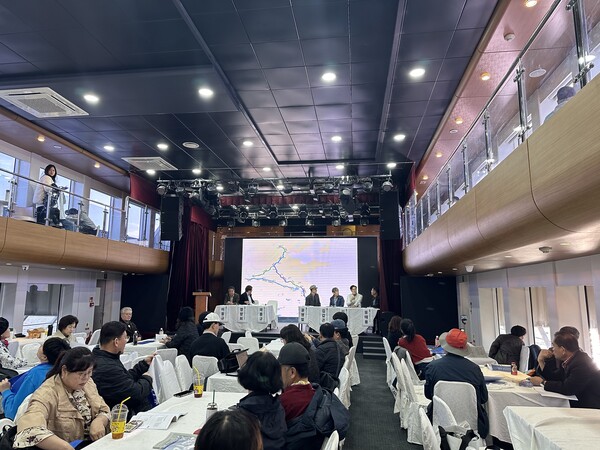 경기바다길 체험에 나선 시민을 실은 여객선이 경인아라뱃길 구간을 넘어 김포대명항까지의 서해 항로를 운항 중이다. (사진제공-김포문화재단)