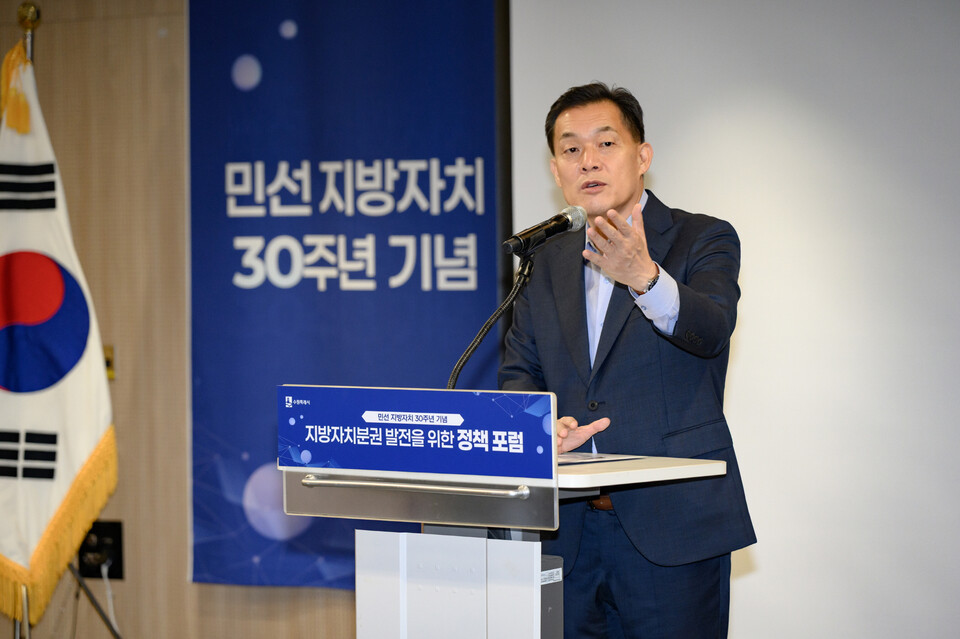 지난 9월 민선 지방자치 30주년 기념 지방자치분권 발전을 위한 정책 포럼에서 이재준 수원특례시장이 발표를 하고 있다. (사진제공=수원시)