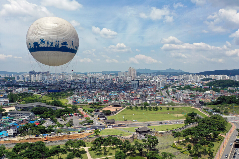 수원화성 창룡문에서 바라본 수원시 전경. (사진제공=수원시)